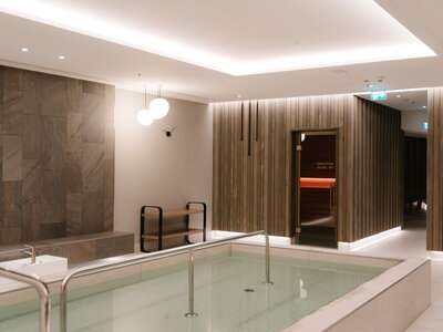 Blick auf das Kneippbecken und die Sauna des 639 THE VELA SPA im Hotel the breeze.