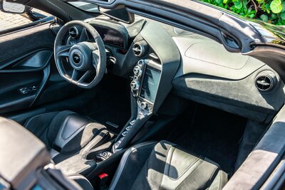 mclaren-720s-spider-convertible-black-for-rent-in-miami-center-dashboard-view-028