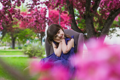 Girl leaning against her hands | Family Photo Session