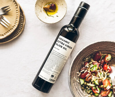 Erbology organic extra virgin olive oil with salad – a Mediterranean staple rich in polyphenols and healthy fats.