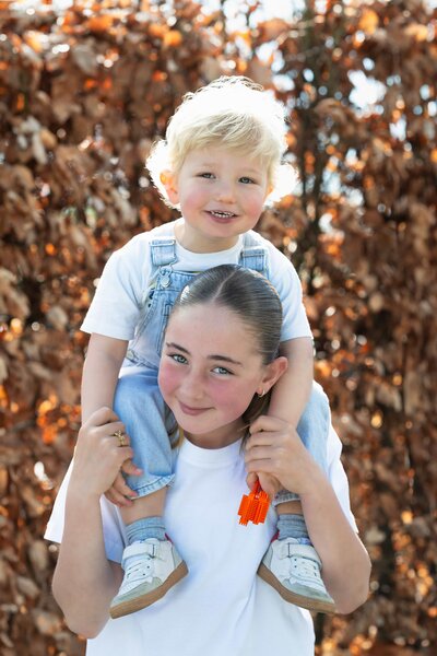 Lachend kind tijdens een spontane kinderportret fotoshoot in de studio van Studio 2Shoot in Eijsden