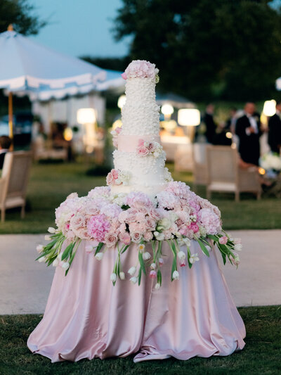wedding cake at outdoor dallas reception