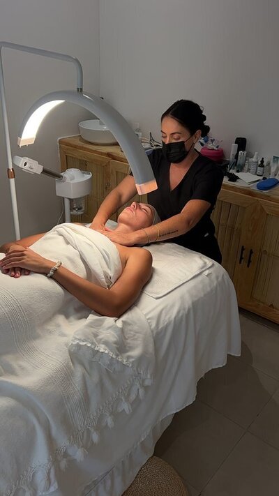 Glow Sayulita is a premier spa and beauty salon in Sayulita, Nayarit, offering advanced skincare treatments, medical aesthetics, and wellness-focused beauty services.