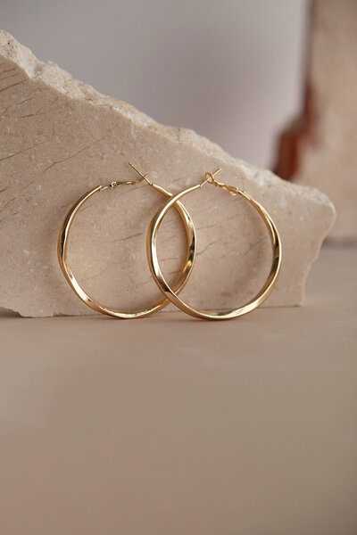 aesthetic-golden-earrings-arrangement