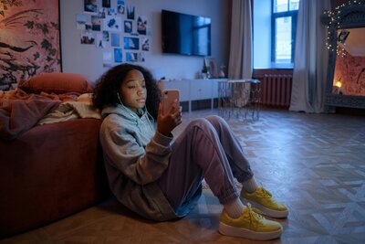 Teen on phone struggling with social media boundaries and experiencing impact on mental health.