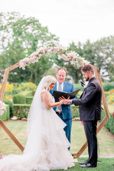 Connecticut wedding couple kissing