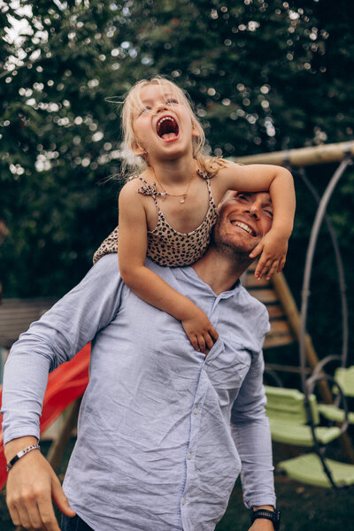Enfant qui sourit pendant une séance photo en extérieur – photographe famille à Toulouse