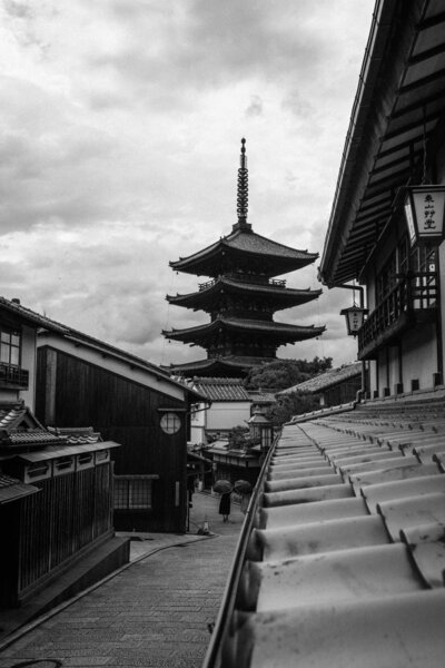 black & white image of Hōkan-ji temple in kyoto