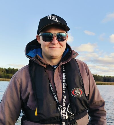 Kalstusopas Miki Söderlund upeassa merimaisemassa Inkoossa