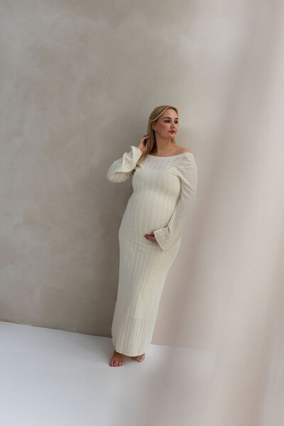 Zwangerschapsshoot in daglicht studio Atelier Oost Amsterdam