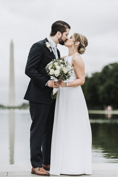 Washington monument kiss - Baltimore wedding photography