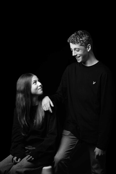 Broer en zus poseren samen tijdens een warme en spontane fotoshoot in de studio van Studio 2Shoot in Eijsden.

