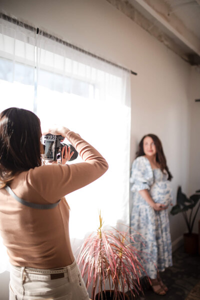 Photographer taking a photo of a pregnant woman in Studio Neue