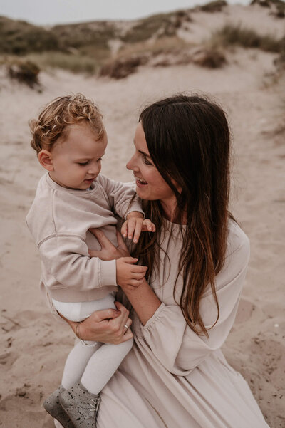 Familiefotoshoot met kinderen door een familiefotograaf in Schagen, Alkmaar en Heerhugowaard