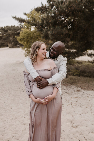 Een spontane zwangerschapsshoot tijdens goldenhour in Bergen op Zoom 