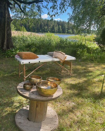 Äänimaljahoitojen mukava ympäristö. Kuvassa näkyvä hoitopöytä luo täydellisen tilan rentoutumiseen ja kehon hoitoon.