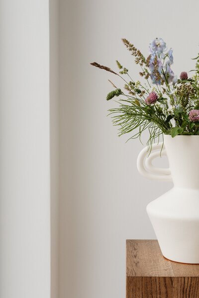 kaboompics_clover-field-flowers-wild-flowers-ceramic-vase-26680