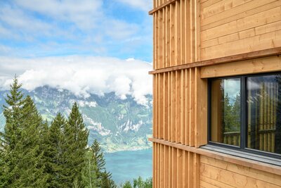 Seitenansicht von der Berglodge mit Seesicht