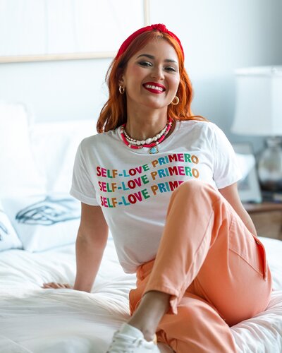 Recuerda amarte primero con esta camisa blanca con texto en colores del Shop de Nathasha Bonet. No hay mejor amor, que el amor propio.