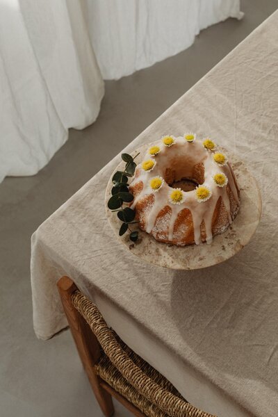 Ein Kuchen mit schönen Blumen als Deko