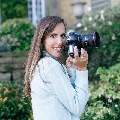leslie-choucard-luxury-wedding-photographer-smiling-holding-camera-in-provence