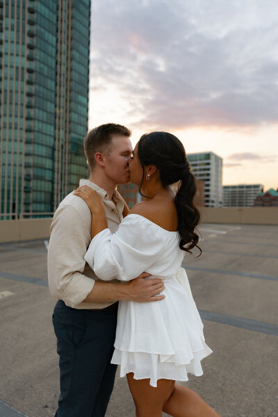 couple kiss on rooftop in dallas