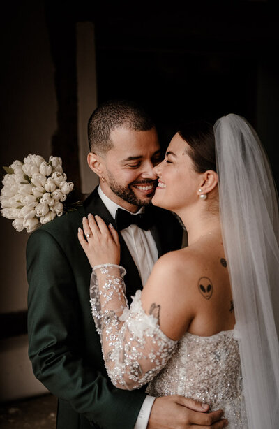 Le couple se découvre lors de leur first look d’hiver au Domaine de Montireau dans le Perche – un moment fort et intime, rempli d’émotion