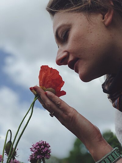 femme-fleur-sentir