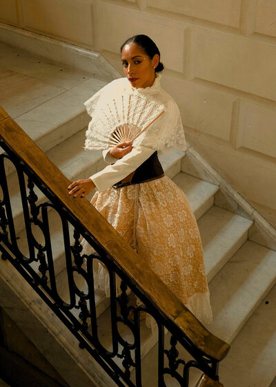 Maquette créée par Fenicia Studio pour l'identité visuelle de la maison de couture Illustre Atelier, spécialisée dans la réalisation de costumes et de vêtements sur mesure pour le théâtre, le cinéma, les arts vivants et les festivités d’exception. Il représente une modèle posant devant l'objectif.