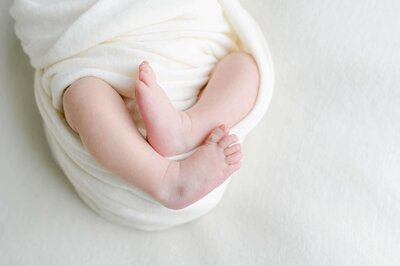 baby voetjes newbornshoot