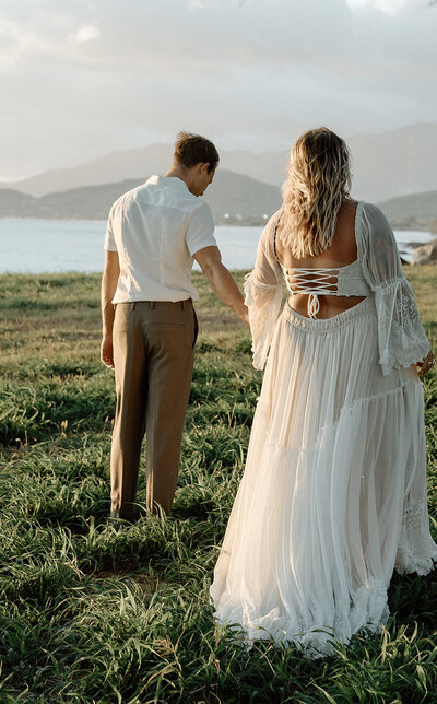 bride and groom elope in hawaii on oahu