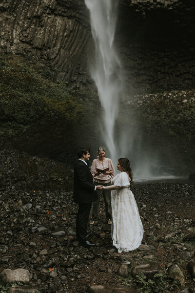 columbia-river-gorge-waterfall-elopement-portland-oregon-emily-ethan-ilumina-photography-7647