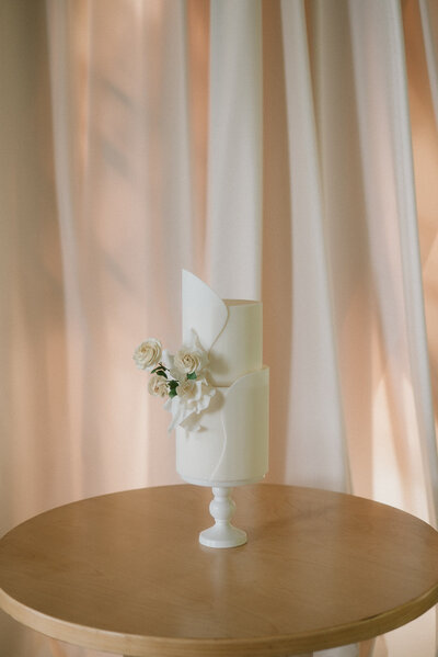 sleek-wedding-cake-new-england-wedding-mansion-jemima-richards-photography