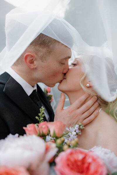Alabama Wedding Photography that focuses on documentary and editorial photographs while staying true to color.