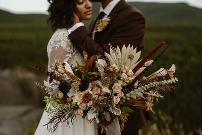 Earthy and eclectic elopement at Big Horn Lookout with florals by Pine For Cedar, romantic wedding florals featured on the Brontë Bride Blog.