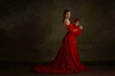 Studio Ace Photography Fine art portret van dame in handgemaakte rode jurk met bloemen in een schilderachtige setting 