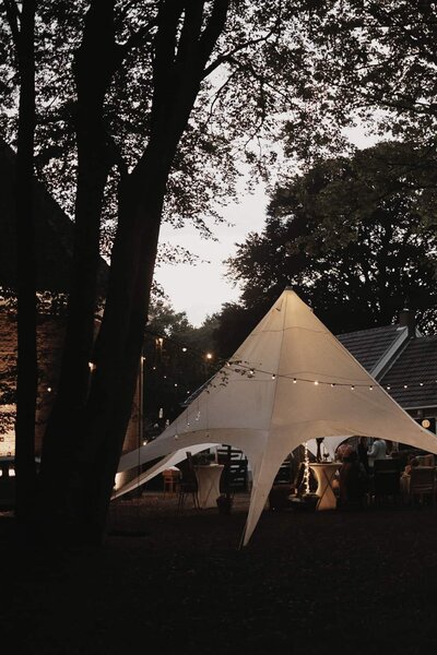het koloniekerkje trouwlocatie drenthe festival bruiloft - for love we live trouwfotografie