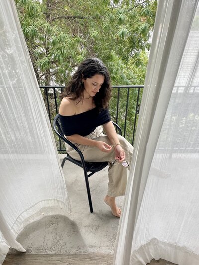 copywriter-posing-on-balcony