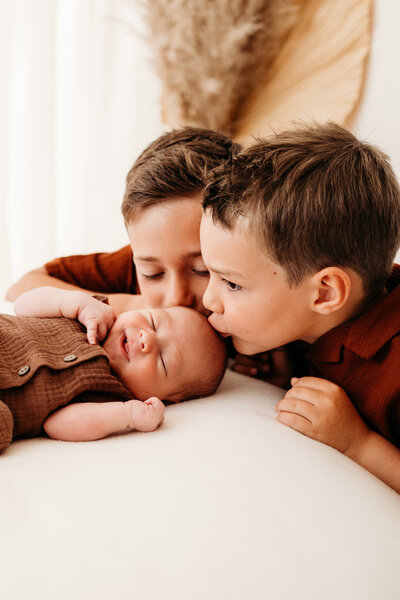 Jouw baby op zijn mooist vastgelegd. Tijdloos, puur en vooral genieten van jouw newborn. In mijn studio te West-Vlaanderen, Torhout leg ik als familiefotograaf dit speciale moment voor jullie vast.