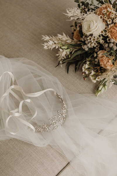 kaboompics_tiara-veil-flowers-31920
