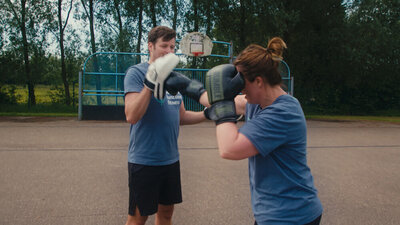 2 vrouwen die boksfit training doen bij Outdoor Functional Fitness