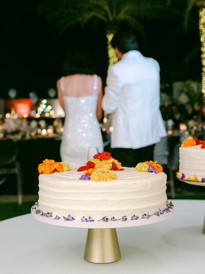 A romantic mid-century inspired luxury destination wedding set against the lush backdrop of the JW Marriott Desert Springs Resort & Spa in Palm Desert, California. Styled with iconic Manolo Blahnik heels and sun-drenched editorial details, this high-end celebration was captured with timeless sophistication by top international wedding photographer Michael Asmussen. Featuring modern California elegance and cinematic artistry, this wedding editorial blends couture fashion, refined design, and the soul of destination romance—perfectly suited for discerning couples and luxury publications alike. 팜 데저트, 캘리포니아의 JW 메리어트 데저트 스프링스 리조트 & 스파를 배경으로 한 로맨틱한 미드센추리 스타일의 럭셔리 데스티네이션 웨딩. 마놀로 블라닉 힐과 햇살 가득한 에디토리얼 디테일로 스타일링되었으며, 국제적으로 활동하는 웨딩 포토그래퍼 마이클 아스무센이 세련되게 촬영했습니다. 이 웨딩 에디토리얼은 꾸뛰르 패션, 정제된 디자인, 그리고 데스티네이션 로맨스의 감성을 조화롭게 담아내며 고급스러운 커플과 프리미엄 웨딩 매거진에 완벽하게 어울립니다. 一场浪漫的中世纪风格奢华目的地婚礼，在加州棕榈沙漠 JW 万豪沙漠温泉度假村举行。搭配经典的 Manolo Blahnik 高跟鞋和阳光洒落的时尚细节，由国际著名婚礼摄影师 Michael Asmussen 以优雅而永恒的视觉语言捕捉。这组婚礼大片融合了高级时装、精致设计与浪漫情感，是为追求极致品味的新人与高端婚礼刊物量身打造的典范之作。Una boda de destino lujosa con estética romántica de mediados de siglo celebrada en el JW Marriott Desert Springs Resort & Spa en Palm Desert, California. Con detalles editoriales bañados por el sol y los icónicos tacones de Manolo Blahnik, esta celebración fue capturada con elegancia atemporal por el fotógrafo internacional de bodas Michael Asmussen. Una editorial nupcial que combina moda couture, diseño refinado y la esencia del romance de destino, ideal para parejas exigentes y publicaciones de lujo. カリフォルニア州パームデザートのJWマリオット・デザートスプリングス・リゾート＆スパで行われた、ロマンティックなミッドセンチュリースタイルのラグジュアリー・デスティネーションウェディング。マノロ・ブラニクのアイコニックなヒールと、陽光に包まれたエディトリアルなディテールで彩られたこのハイエンドな祝宴は、国際的に活躍するウェディングフォトグラファー、マイケル・アスムッセンによってタイムレスな洗練で捉えられました。クチュールファッション、洗練されたデザイン、そしてデスティネーション・ロマンスの魂が融合したこの作品は、目の肥えたカップルや一流ウェディング誌に理想的な内容となっています。