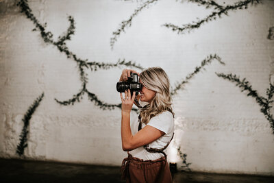 elopement photographer taking photos