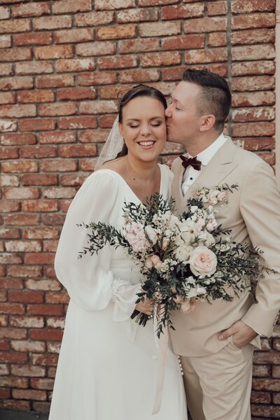 Koppel met romantische bloemen huwelijk