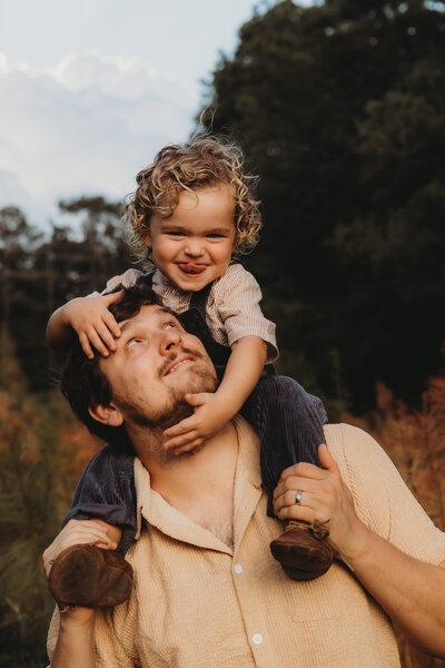 Father and son photography pose, son on dads shoulders