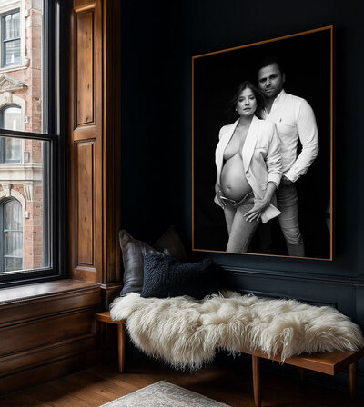 Koppel tijdens een zwangerschapsshoot. Elegante foto met stijlvol wall art als wanddecoratie.