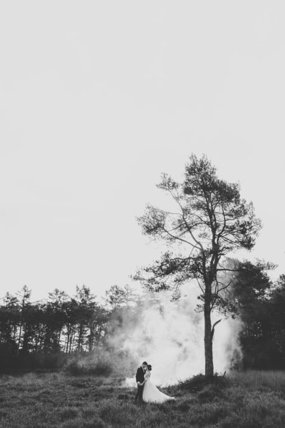 trouwfotograaf apeldoorn bruidsfotograaf gelderland woudenberg renswoude christelijk fotograaf trouwen trouwshoot rook rookbom fotografie door lianne van der kwast bos heide veld