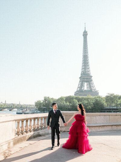 asian couple running at louvre in paris