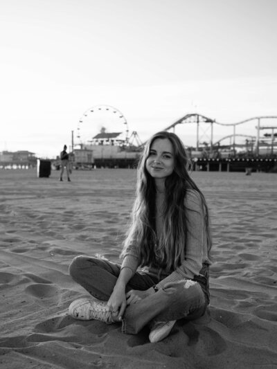 Sharon Kastelijns op een strand in Los Angeles voor het reuzenrad bij de pier van Santa Monica.