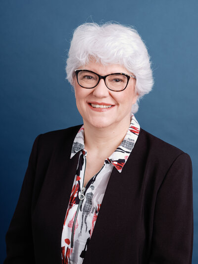 Portrait Femme Expert comptable studio fond bleu corporate cv